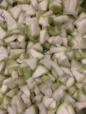 Mutfakta doğranmış yeşil soğan dilimleri.