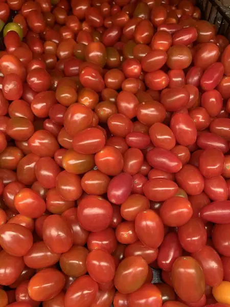 Markette kırmızı domates