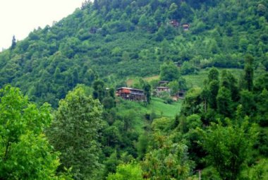 Dağlarda dağları olan güzel bir manzara.