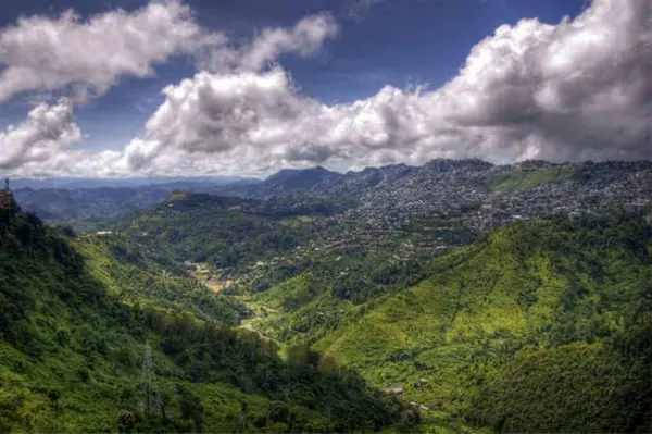 Dağlardaki güzel dağ manzarası