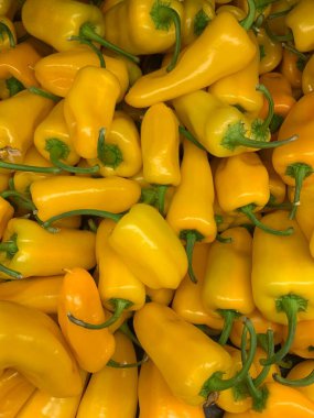 Sokak pazarında taze sarı biber.