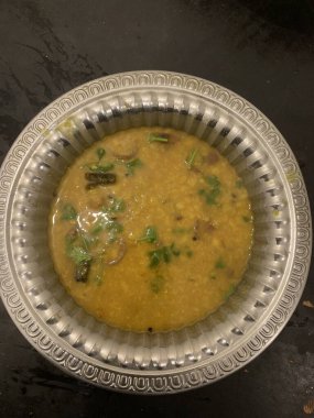 Kavanozda baharatlı Hint körisi