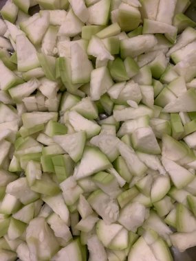Beyaz arka planda taze dilimlenmiş soğan.