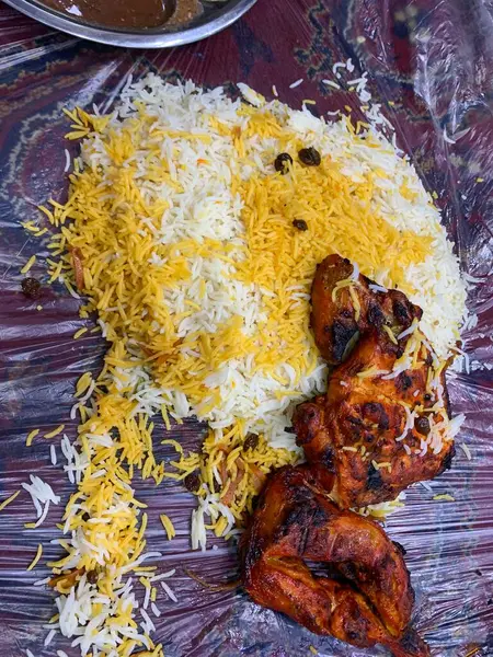 Hint usulü tavuk ve biryani pilavı.