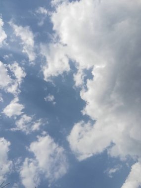 Bulutlu mavi gökyüzü