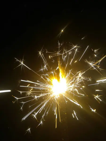 Siyah arkaplanda maytap