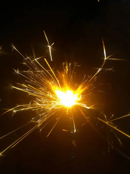 Kıvılcımlar saçar karanlıkta