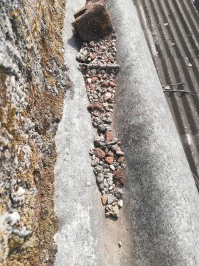 beton duvar ve bir sürü taş.