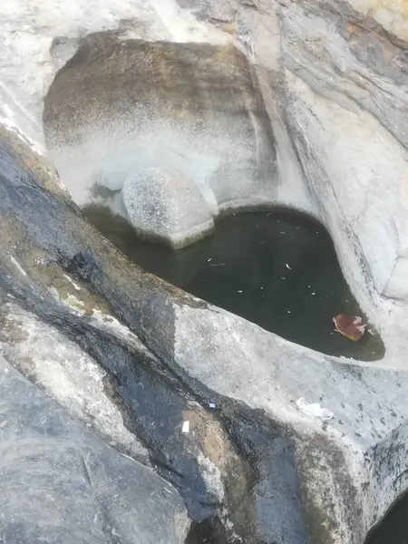 Dağlardaki güzel bir nehir manzarası.