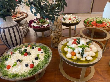 Çiçek ve süslemeli düğün masası