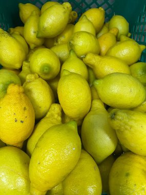 Süpermarketteki bir markette sarı limonlar