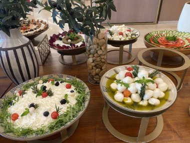 Farklı yemekleri olan açık büfe masası.