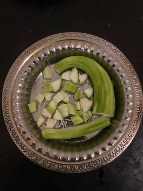 Taze yeşil salatalık ve limon dilimleri