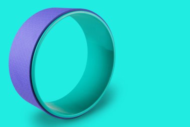 Renkli yoga çarkı, turkuaz ve leylak, turkuaz arka plan, konsept, kopyalama alanı