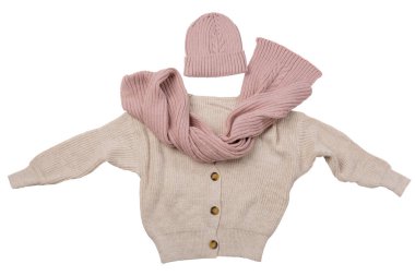 Bej bir süveter ve örülmüş şapkalı pembe bir eşarp, kollarını açmış, beyaz bir arka planda, soyutlanmış bir insan gibi serilmiştir.