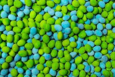 Mavi ve yeşil şekerlerin yapısı deniz çakıl taşlarına veya küçük yumurtalara benzer, düzdür.