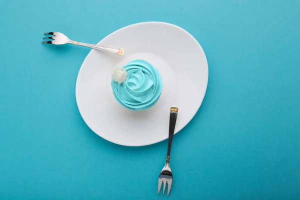 White Plate Cake Turquoise Cream Decoration Two Metal Forks Lie — Stock Photo, Image