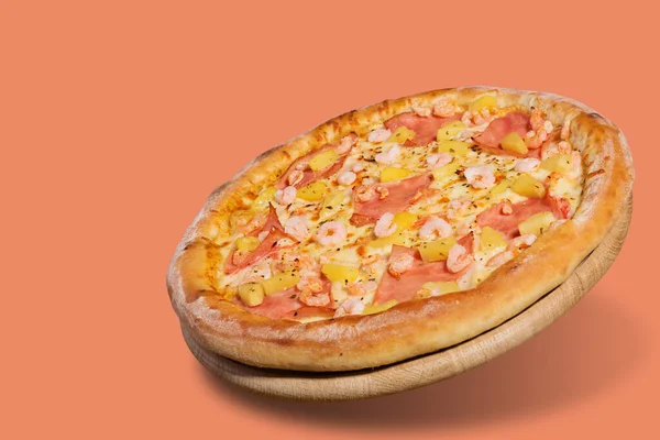 Levitação Pizza Italiana Com Frutos Mar Bacon Fundo Pantone Conceito — Fotografia de Stock