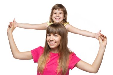 Mutlu aile, anne ve kızı, el ele tutuşuyorlar, gülüyorlar, kameraya bakıyorlar, beyaz bir arkaplanda, soyutluyorlar.