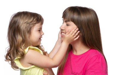 Mutlu anne ve küçük kızı karşı karşıya, bir kız ellerini annesine uzatıyor, duygular, beyaz bir arka plan, izole