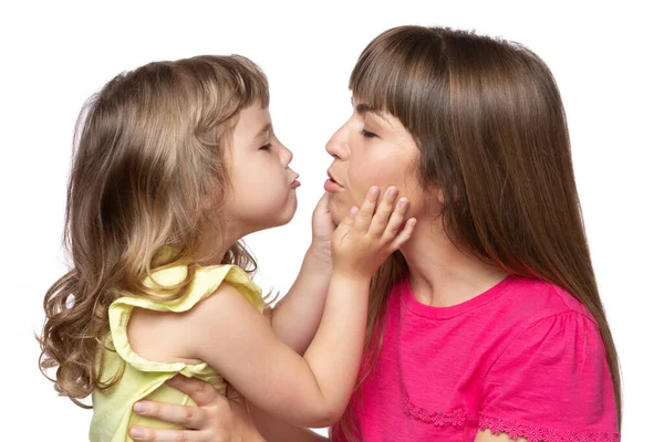母と娘は白い背景の上で互いに顔を合わせキスと感情を隔離し — ストック写真