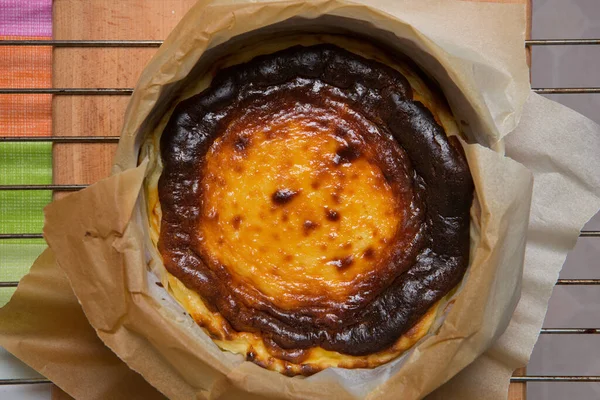 Hot Basque Cheesecake Baking Dish Table Flat Lay — Stock Photo, Image