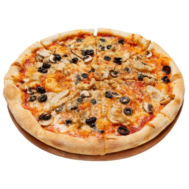 Tavuklu, peynirli ve zeytinli İtalyan pizzası, beyaz arka planda, izole edilmiş