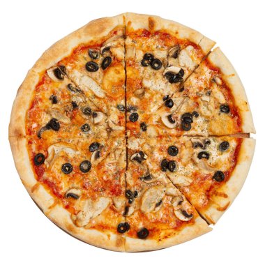 Tavuklu, peynirli ve zeytinli İtalyan pizzası, beyaz arka planda parçalara ayrılmış, izole edilmiş, düzleştirilmiş.