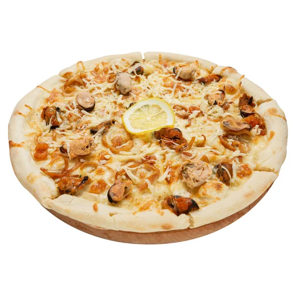 Włoska Pizza Małżami Innymi Owocami Morza Białym Tle Izolat — Zdjęcie stockowe