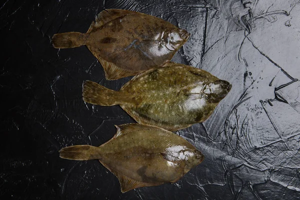 Drie Rauwe Bot Een Rij Zwarte Leisteen Zeevissen Plat Gelegd — Stockfoto