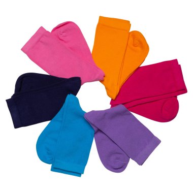 Farklı renklerde altı pamuk çorap, bir çiçek gibi, beyaz bir arkaplanda, izole edilir.