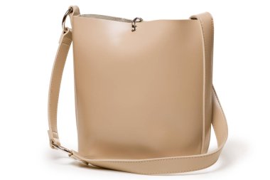 Açık kahverengi kadın çantası, minimal tasarım, uzun saplı, beyaz arka planda, izole edilmiş.