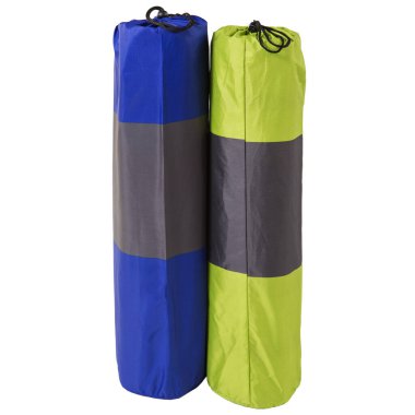 Kamp için iki şişme minder ya da şilte, rulo şeklinde katlanmış, örtülü, beyaz bir arka planda duruyor, izole edilmiş.