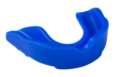 Mavi kappa, beyaz arka planda, sporcunun dişlerini darbelerden korur, izole eder.