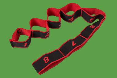 Bacakları esnetme ve diğer fitness egzersizleri için, yeşil arka planda döngülü bant genişleticisi