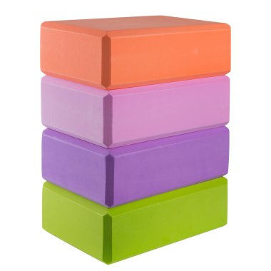 Dört yoga tuğlası, farklı renkler, üst üste, beyaz arka planda, izole edilmiş.