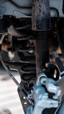 Araba dükkanında araba süspansiyonunu kapat