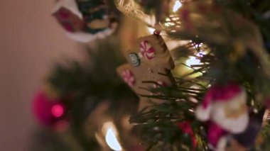 Kırmızı toplar ve kurabiye ağacı süsüsüyle süslenmiş bir Noel ağacını kapat.