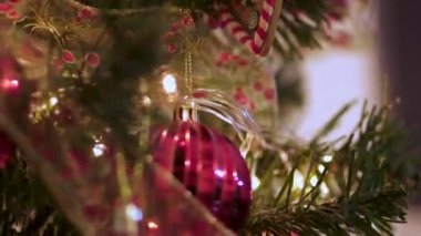 Noel ağacı süslemeleri için kırmızı toplar