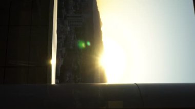 Bir otel terasından gün batımı şehir manzarası