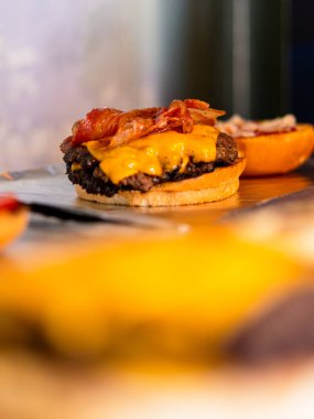 Çedar, soğan, sığır eti ve pastırma hamburgerleri hazır..