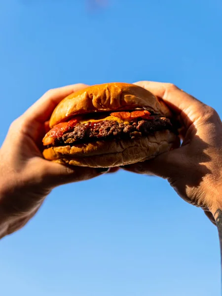 Pessoa Segurando Hambúrguer Queijo Com Bacon Para Céu Azul — Fotografia de Stock