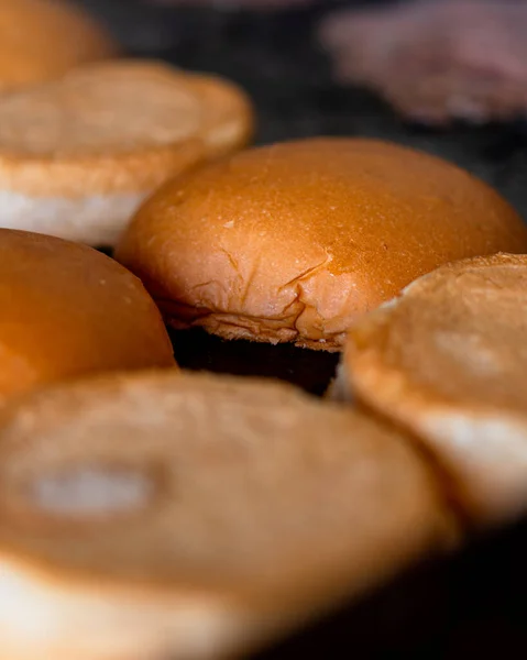 Fast Food Restoranındaki Izgarada Kızartılmış Hamburgerleri Yakın Çekim — Stok fotoğraf