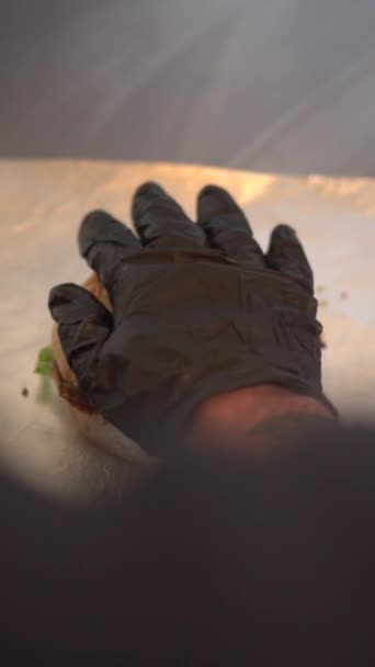 Przygotowanie Cheddar Ser Sałata Hamburgery Czarnymi Rękawiczkami Fast Food Restauracja — Wideo stockowe