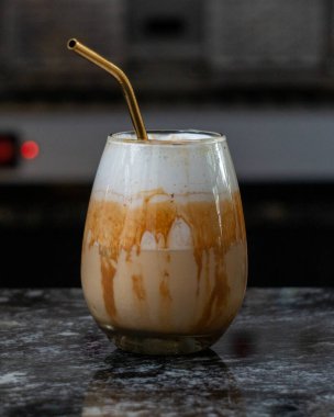 Kahve fincanındaki soğuk içecek ve kahve dükkanındaki proffesional biracıdan alınan süt.