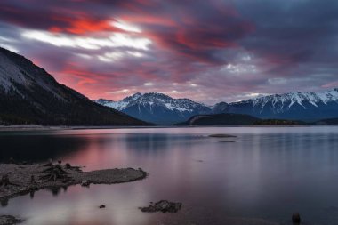  Gün doğumunda ve batımında Kanada Kayalıkları 'nın güzel manzarası