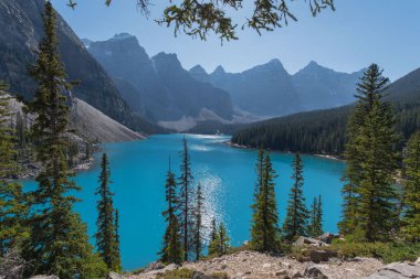 Kanada Kayalıkları 'ndaki Moraine gölünün güzel manzarası