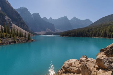 Kanada Kayalıkları 'ndaki Moraine gölünün güzel manzarası