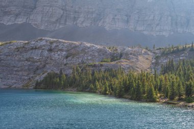 Kanada Kayalıkları 'ndaki yüksek bir dağ gölünde fantastik bir gündoğumu. Kananaskis ülkesi.