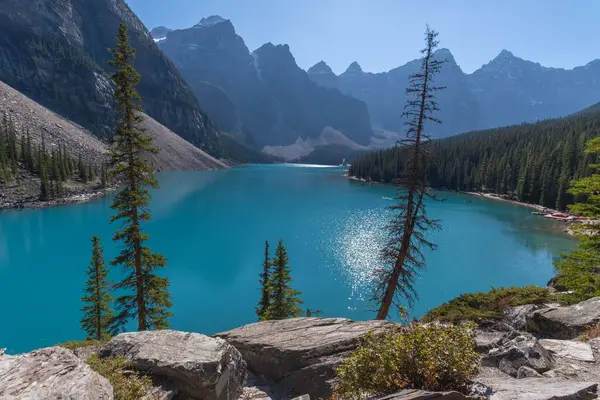 Kanada Kayalıkları 'ndaki Moraine gölünün güzel manzarası
